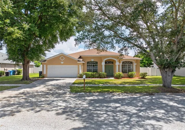 Photo 2 of Sale Pending at 405 Country Vineyard Dr, Valrico, FL 33594 | MLS# TB8542741 | Listing updated on 2026-09-03