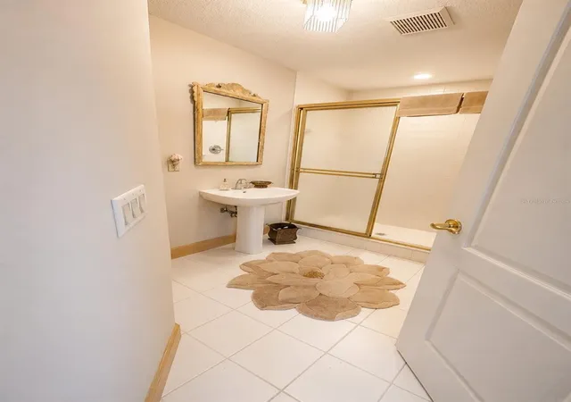 Photo 4 of Sale Pending at 995 Weathersfield Dr, Dunedin, FL 34698 | MLS# TB8542748 | Listing updated on 2026-10-09