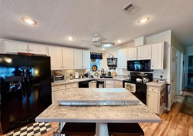 Photo 2 of Manufactured home for sale at 6600 Scenic Point Dr SE, Winter Haven, FL 33884 | MLS# L4964588 | Listing updated on 2026-09-02