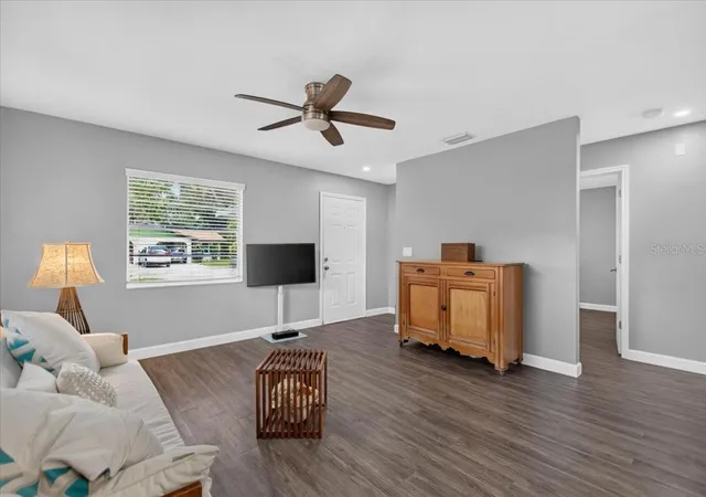 Photo 4 of House for sale at 4121 12Th Ave W, Bradenton, FL 34205 | MLS# A4704147 | Listing updated on 2026-10-07