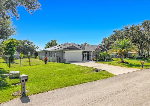 Photo 3 of Single family home for sale at 108 Oak Knolls Cir, Sebring, FL 33876 | MLS# O6436850 | Listing updated on 2026-10-02
