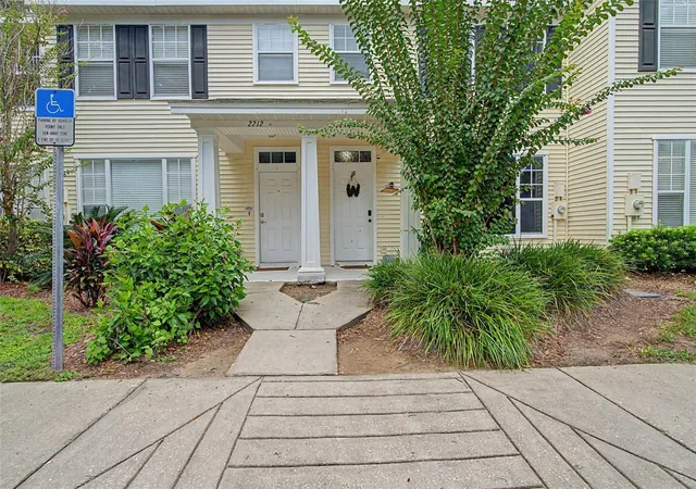 Photo 3 of Townhouse for sale at 2214 Golden Oak Ln, Valrico, FL 33594 | MLS# TB8542811 | Listing updated on 2026-10-07