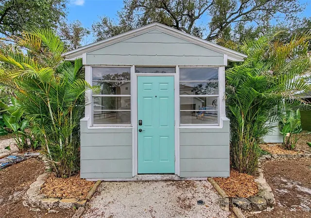 Photo 3 of Single family home for sale at 3208 W Hartnett Ave, Tampa, FL 33611 | MLS# TB8542863 | Listing updated on 2026-08-30