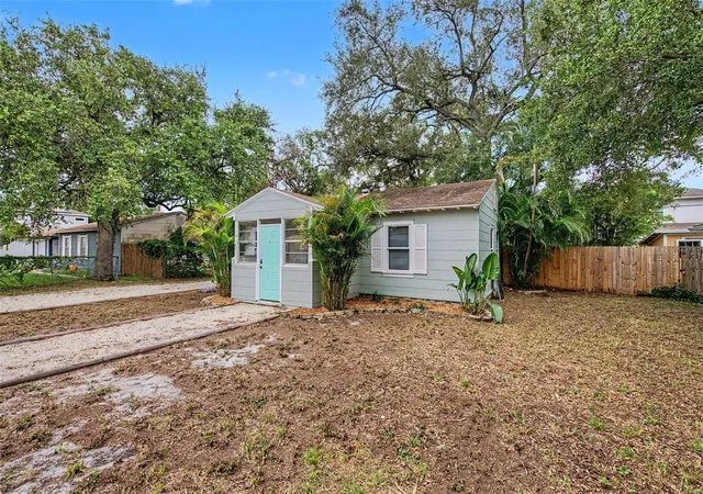 Photo 3 of Single family home for sale at 3208 W Hartnett Ave, Tampa, FL 33611 | MLS# TB8542863 | Listing updated on 2026-10-21