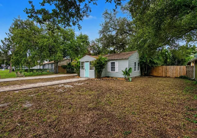 Photo 4 of Single family home for sale at 3208 W Hartnett Ave, Tampa, FL 33611 | MLS# TB8542863 | Listing updated on 2026-10-21
