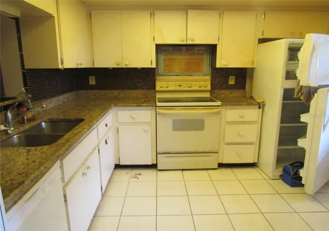 Photo 3 of Condo for sale at 2808 60Th Ave W #621, Bradenton, FL 34207 | MLS# A4704193 | Listing updated on 2026-09-29