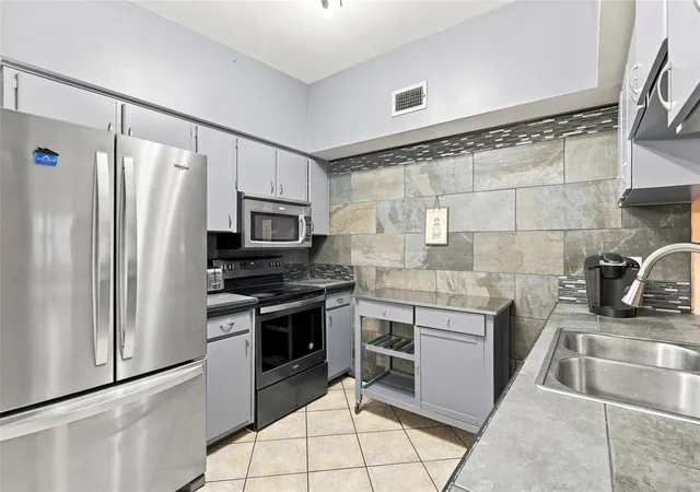Photo 4 of Single family home for sale at 275 Abbott Ave, Lake Mary, FL 32746 | MLS# V4950934 | Listing updated on 2026-09-28