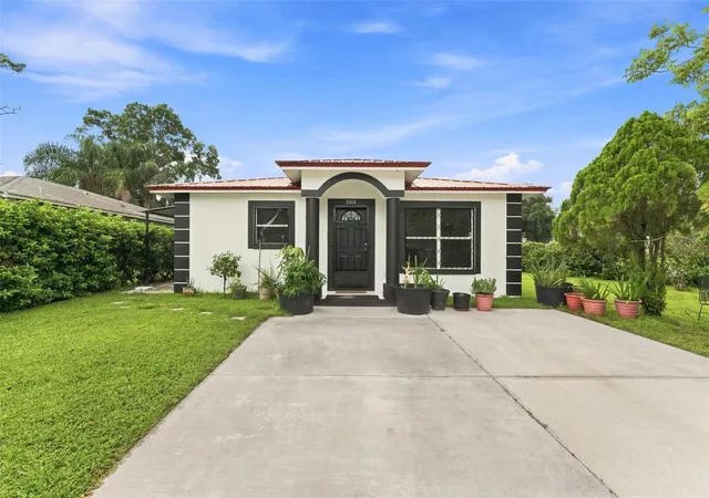 Photo 2 of Single family home for sale at 1801 Bethune Dr, Plant City, FL 33563 | MLS# TB8542908 | Listing updated on 2026-08-27