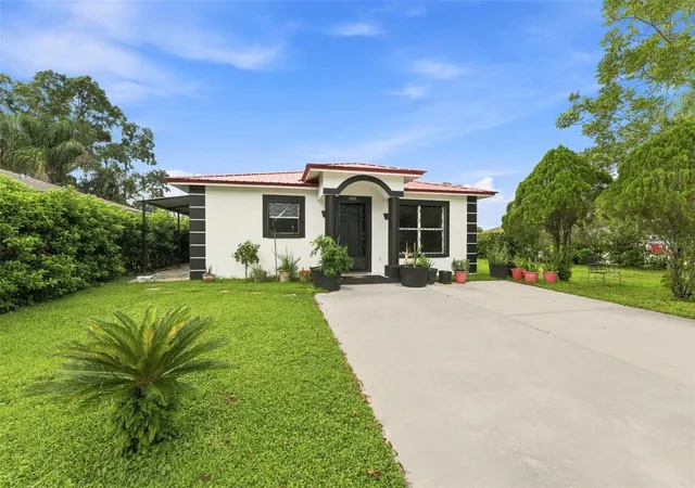 Photo 4 of Single family home for sale at 1801 Bethune Dr, Plant City, FL 33563 | MLS# TB8542908 | Listing updated on 2026-08-27