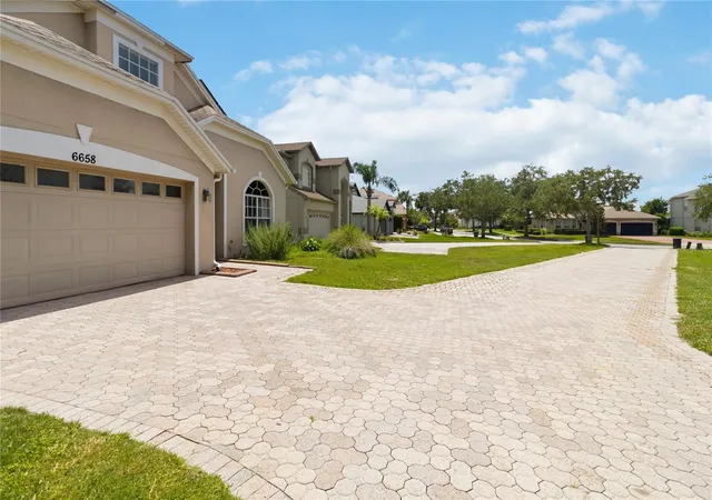 Photo 3 of Single family home for sale at 6658 Lake Pembroke Pl, Orlando, FL 32829 | MLS# O6436979 | Listing updated on 2026-09-12