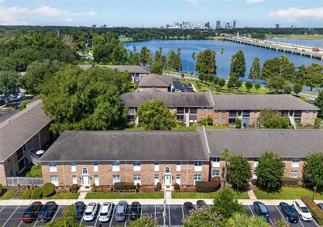 Listing Photo 3 - Condo for sale in building located at 4386 Lake Underhill Rd, ORLANDO, FL 32803 - Unit #D