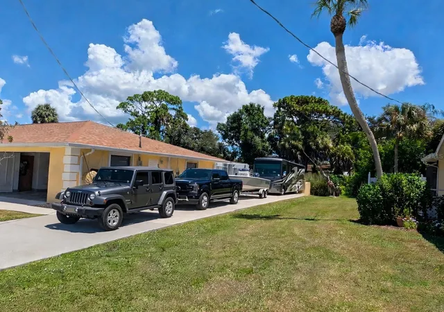 Photo 3 of Single family home for sale at 117 Home Park Rd, Venice, FL 34285 | MLS# A4704213 | Listing updated on 2026-09-28