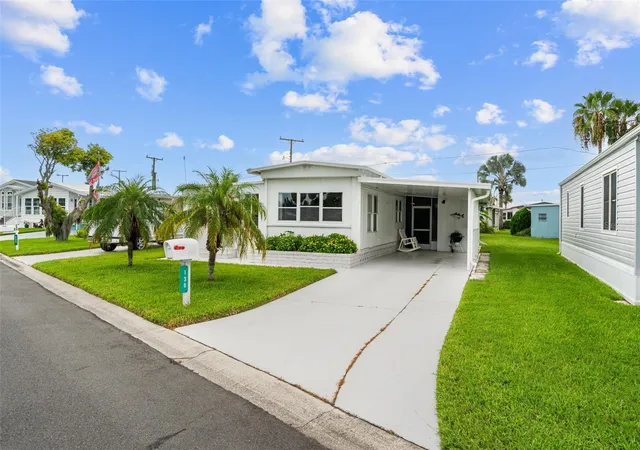 Photo 2 of Manufactured home for sale at 136 Lakeview Dr Dr, Palmetto, FL 34221 | MLS# A4704221 | Listing updated on 2026-10-02