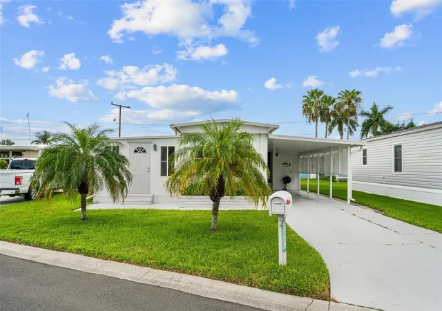 Photo 3 of Manufactured home for sale at 136 Lakeview Dr Dr, Palmetto, FL 34221 | MLS# A4704221 | Listing updated on 2026-10-02