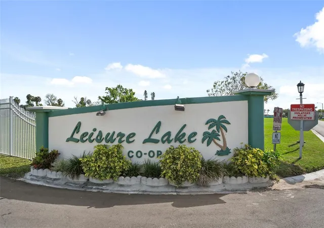 Photo 38 of Manufactured home for sale at 136 Lakeview Dr Dr, PALMETTO, FL 34221 | MLS# A4704221 | Listing updated on 2026-10-02