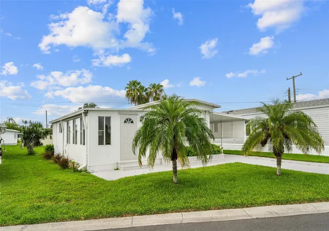 Photo 3 of Manufactured home for sale at 136 Lakeview Dr Dr, Palmetto, FL 34221 | MLS# A4704221 | Listing updated on 2026-10-02
