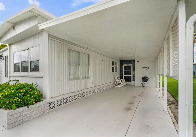 Photo 4 of Manufactured home for sale at 136 Lakeview Dr Dr, Palmetto, FL 34221 | MLS# A4704221 | Listing updated on 2026-10-02