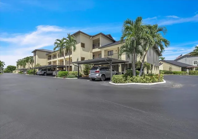 Listing Photo 4 - Condo for sale in building located at 4719 Se 17Th Pl, Cape Coral, FL 33904 - Unit #105