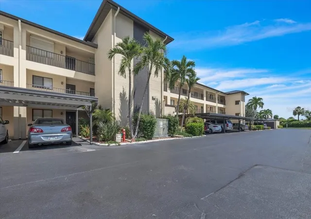 Listing Photo 5 - Condo for sale in building located at 4719 Se 17Th Pl, Cape Coral, FL 33904 - Unit #105