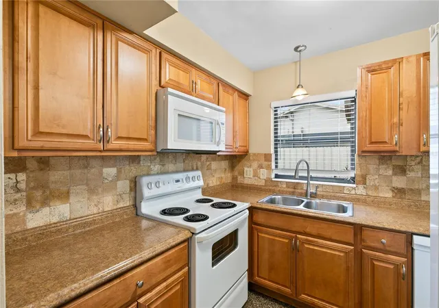 Photo 2 of Sale Pending at 1484 Viburnum Ln, Winter Park, FL 32792 | MLS# TB8543017 | Listing updated on 2026-09-07