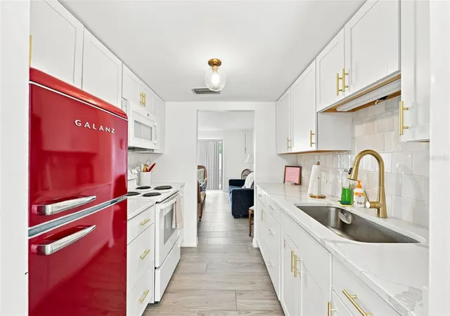 Listing Photo 4 - Condo for sale in building located at 4215 E Bay Dr, Clearwater, FL 33764 - Unit #1403
