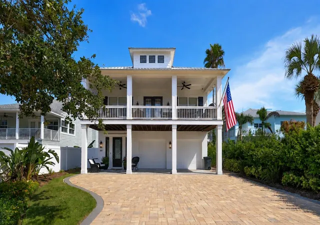 Photo 2 of Single family home for sale at 818 Ocean Ave, New Smyrna Beach, FL 32169 | MLS# NS1089116 | Listing updated on 2026-09-23
