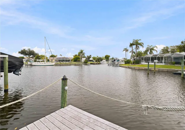 Photo 3 of Sale Pending at 6511 Dolphin Cove Dr, Apollo Beach, FL 33572 | MLS# TB8543067 | Listing updated on 2026-10-09