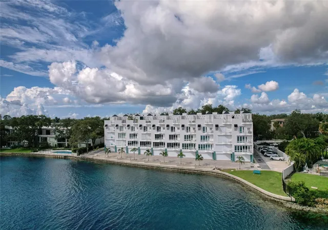 Photo 3 of Condo for sale at 4950 Bayshore Blvd #16, Tampa, FL 33611 | MLS# TB8543083 | Listing updated on 2026-09-19