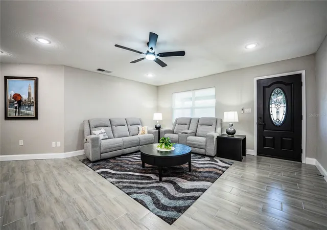 Photo 4 of Sale Pending at 2250 Maple Hl Dr, Lakeland, FL 33811 | MLS# L4964625 | Listing updated on 2026-09-15