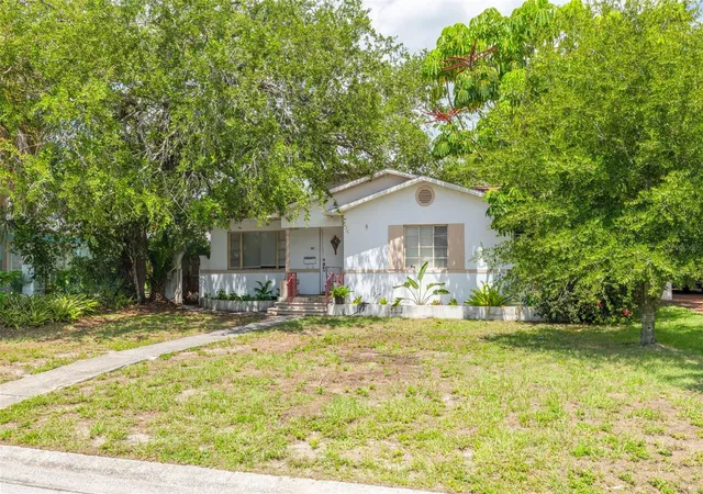 Single family home for sale at 301 24Th Ave N, ST PETERSBURG, FL 33704 | MLS# TB8543127