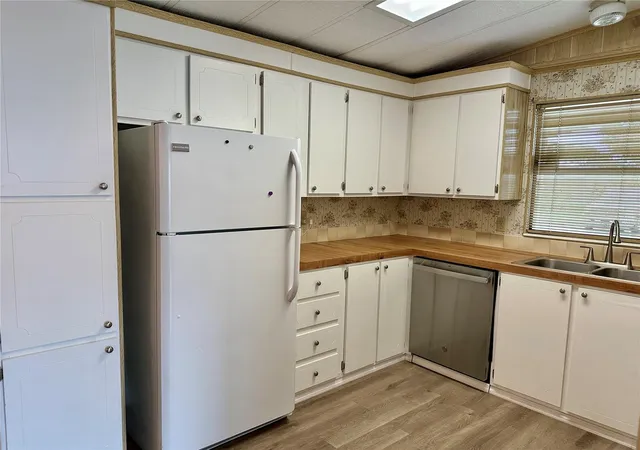 Photo 3 of Manufactured home for sale at 322 Bass Ct, Oldsmar, FL 34677 | MLS# TB8543191 | Listing updated on 2026-10-10
