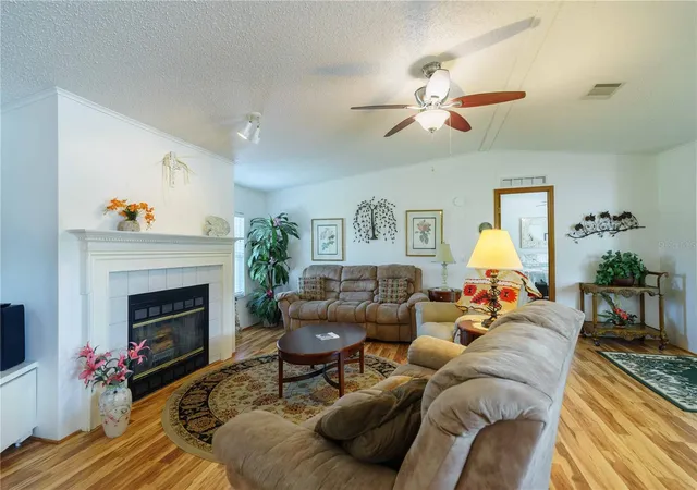 Photo 2 of Manufactured home for sale at 13259 Se 49Th Ct, Belleview, FL 34420 | MLS# OM731252 | Listing updated on 2026-09-29