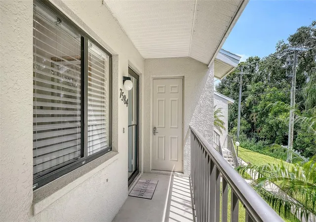 Listing Photo 4 - Condo for sale in building located at 7584 Eagle Creek Dr, Sarasota, FL 34243 - Unit #7584