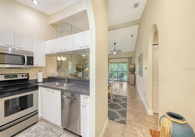 Listing Photo 5 - Condo for sale in building located at 7584 Eagle Creek Dr, Sarasota, FL 34243 - Unit #7584