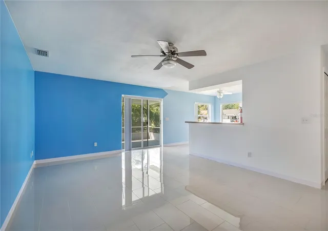Photo 3 of Single family home for sale at 561 15th St, Holly Hill, FL 32117 | MLS# V4950962 | Listing updated on 2026-10-01