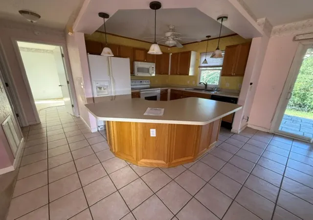 Photo 3 of Single family home for sale at 524 San Marino Dr, Lady Lake, FL 32159 | MLS# OM731266 | Listing updated on 2026-09-11