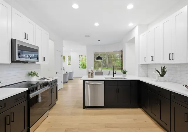 Photo 4 of Single family home for sale at 10534 Bermuda Isle Dr, Tampa, FL 33647 | MLS# TB8543388 | Listing updated on 2026-10-05