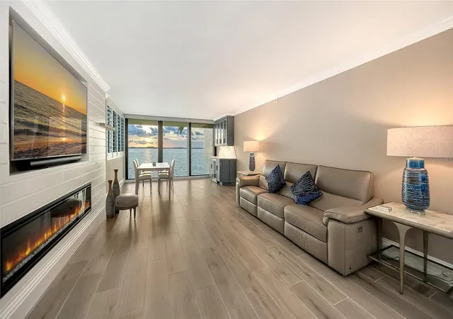 Photo 4 of Condo for sale at 101 Sunset Dr #103, Sarasota, FL 34236 | MLS# A4704347 | Listing updated on 2026-09-16