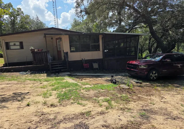 Photo 2 of Manufactured home for sale at 1607 Twin Lakes Blvd, Interlachen, FL 32148 | MLS# TB8543412 | Listing updated on 2026-08-31