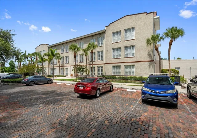 4th image of 701 Mirror Lake Dr N, St. Petersburg, FL 33701