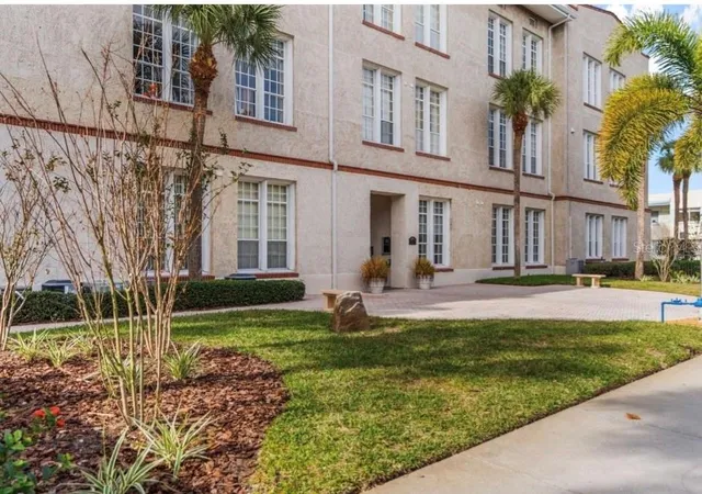 5th image of 701 Mirror Lake Dr N, St. Petersburg, FL 33701