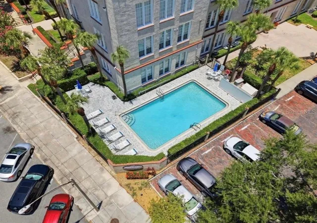 2nd image of 701 Mirror Lake Dr N, ST PETERSBURG, FL 33701