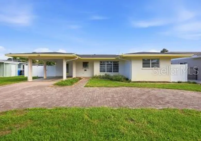 Photo 2 of Sale Pending at 224 Fiesole St, Venice, FL 34285 | MLS# A4704365 | Listing updated on 2026-10-12