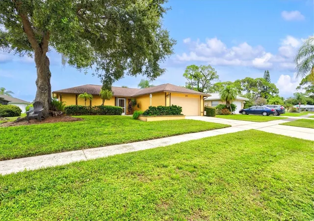 Photo 3 of Single family home for sale at 3977 Lemonwood Dr, Sarasota, FL 34232 | MLS# A4704367 | Listing updated on 2026-09-10