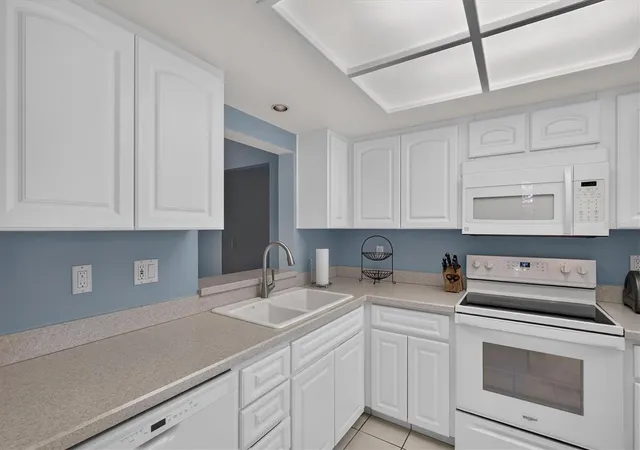 3rd image of 3167 Landmark Dr #821, Clearwater, FL 33761 | MLS# TB8543459
