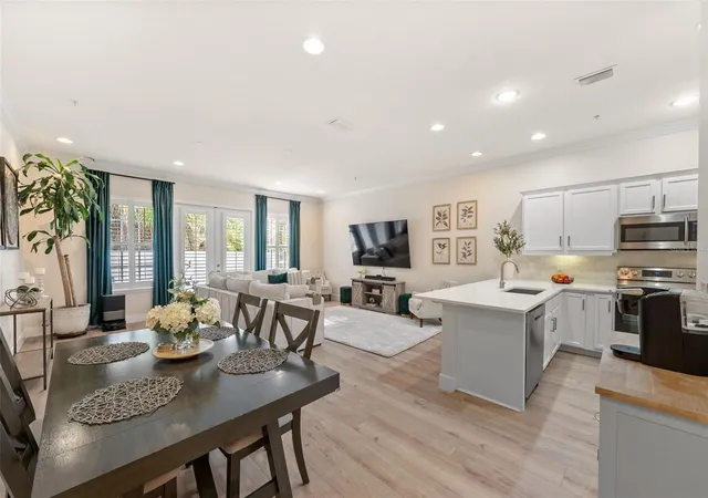 Photo 3 of Sale Pending at 3210 W Horatio St #6, Tampa, FL 33609 | MLS# TB8543464 | Listing updated on 2026-09-29