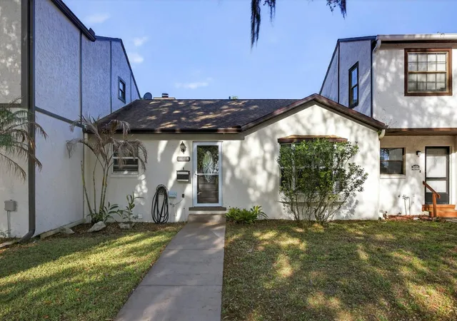 Townhouse for sale at 2207 Karl St #B, LEESBURG, FL 34748 | MLS# O6437475