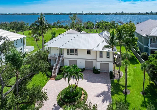 Photo 1 of Single family home for sale at 1115 Bayshore Dr, Englewood, FL 34223 | MLS# N6145533 | Listing updated on 2026-09-13
