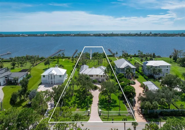 Photo 2 of Single family home for sale at 1115 Bayshore Dr, Englewood, FL 34223 | MLS# N6145533 | Listing updated on 2026-09-13