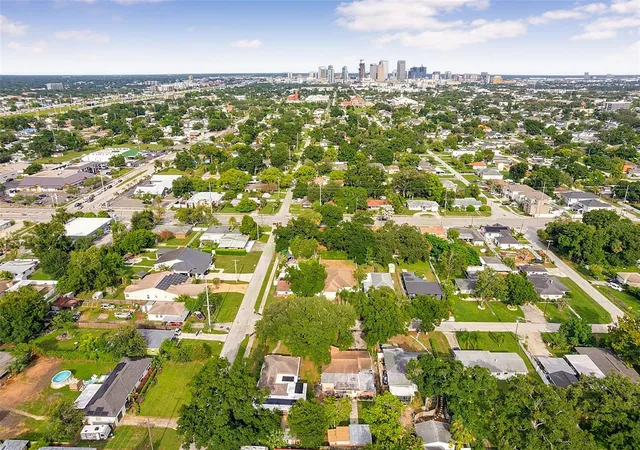 Photo 2 of Sale Pending at 612 N Woodlynne Ave, Tampa, FL 33609 | MLS# V4950984 | Listing updated on 2026-09-28